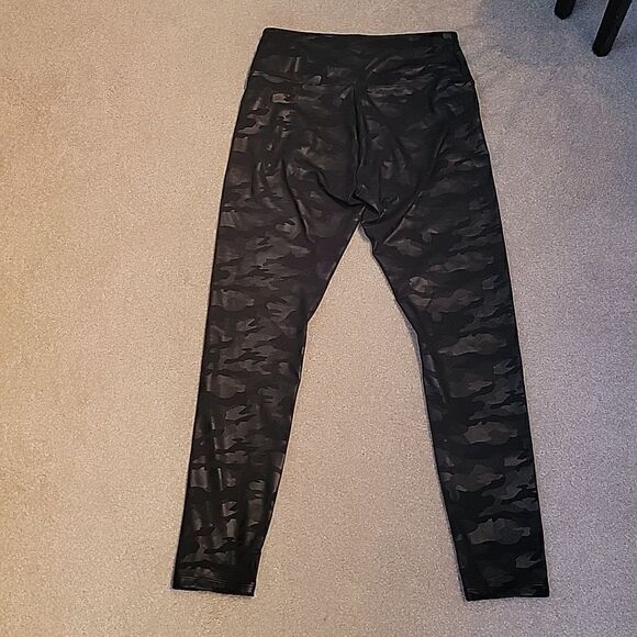 NWOT Vera Wang vegan leather black on black camo leggings - Picture 8 of 8